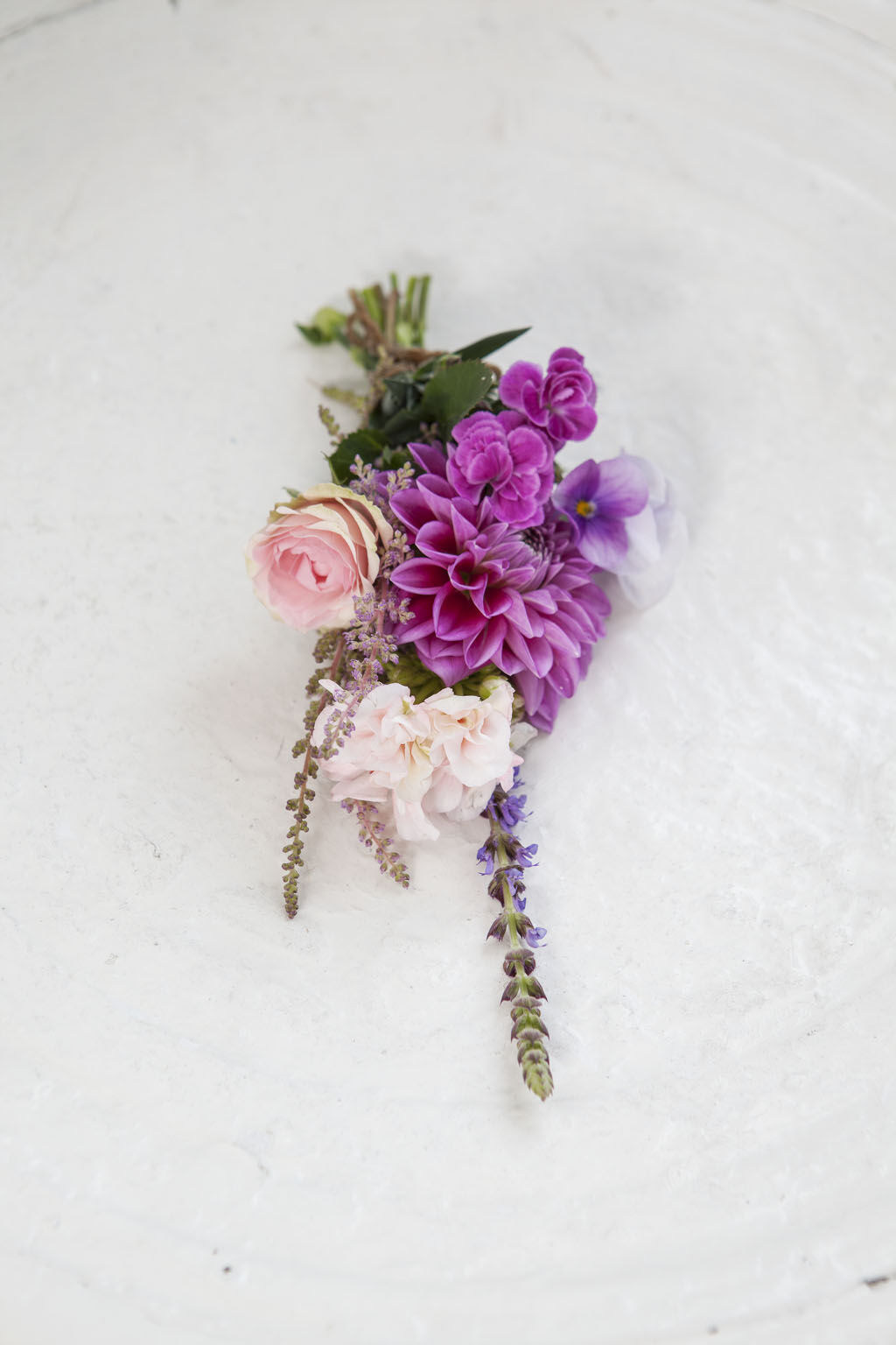 legg 7 slag blomster under hodeputen natt til sankthansaften