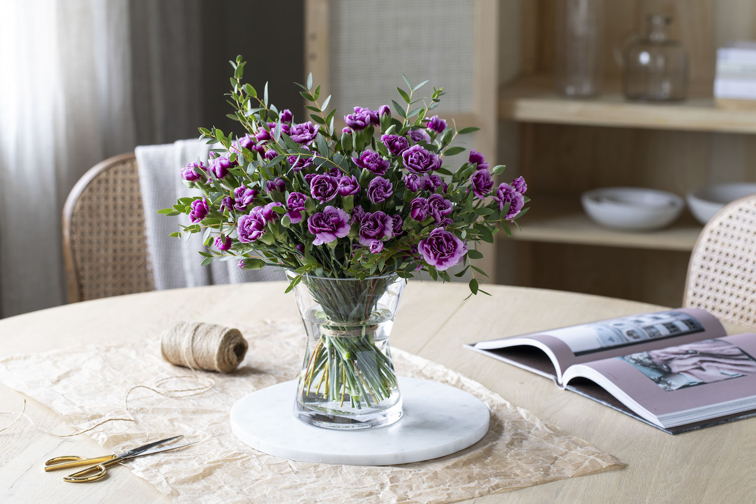 bukett med grennelliker og eucalyptus