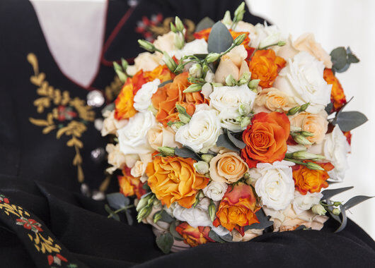brudebukett med gylne farger til bunaden