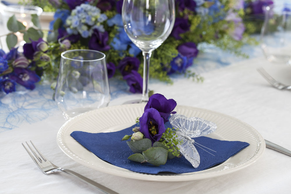 enkel og vakker kuvertpynt med bl&aring;lilla lisianthus