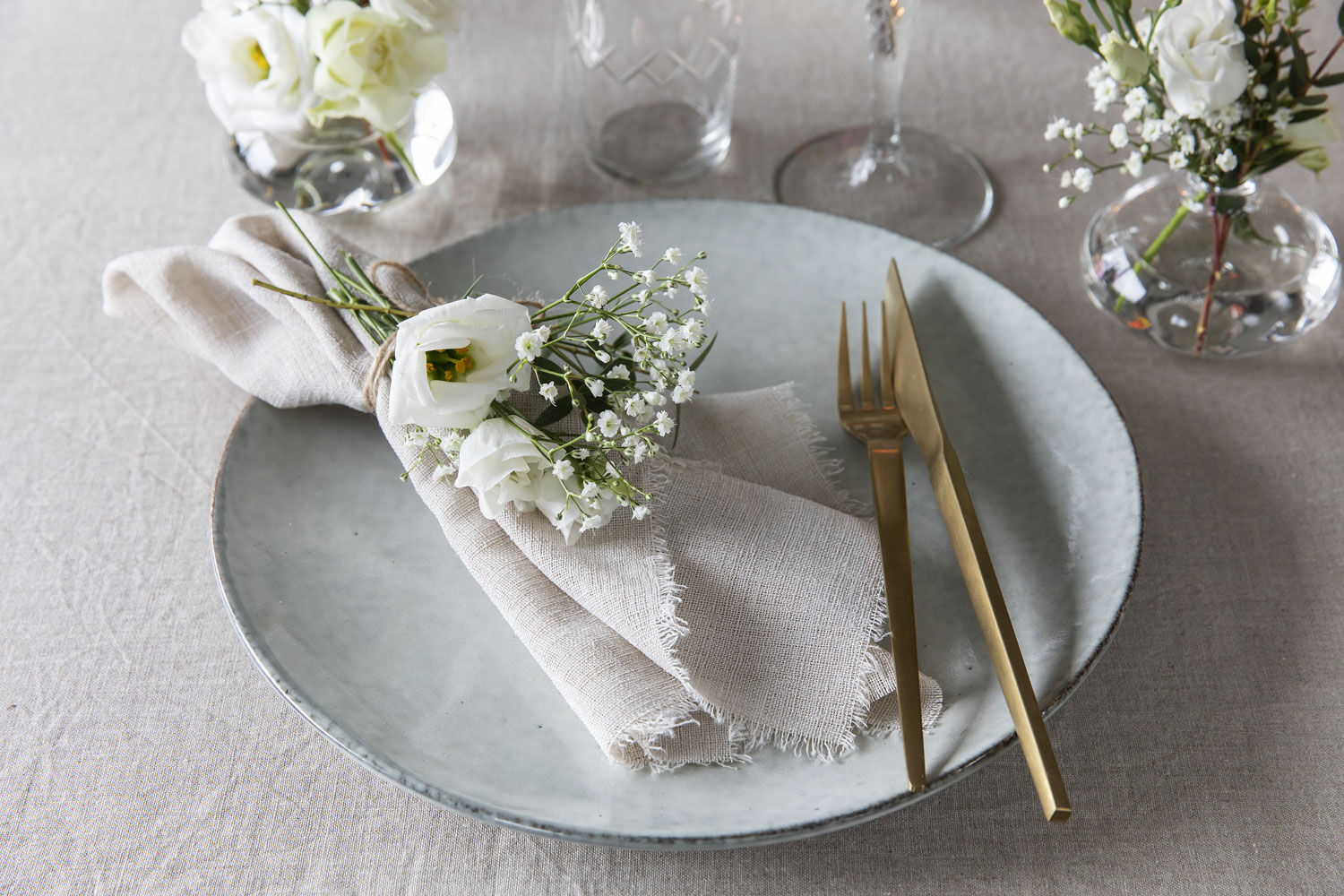 kuvertpynt med lisianthus og brudesl&oslash;r