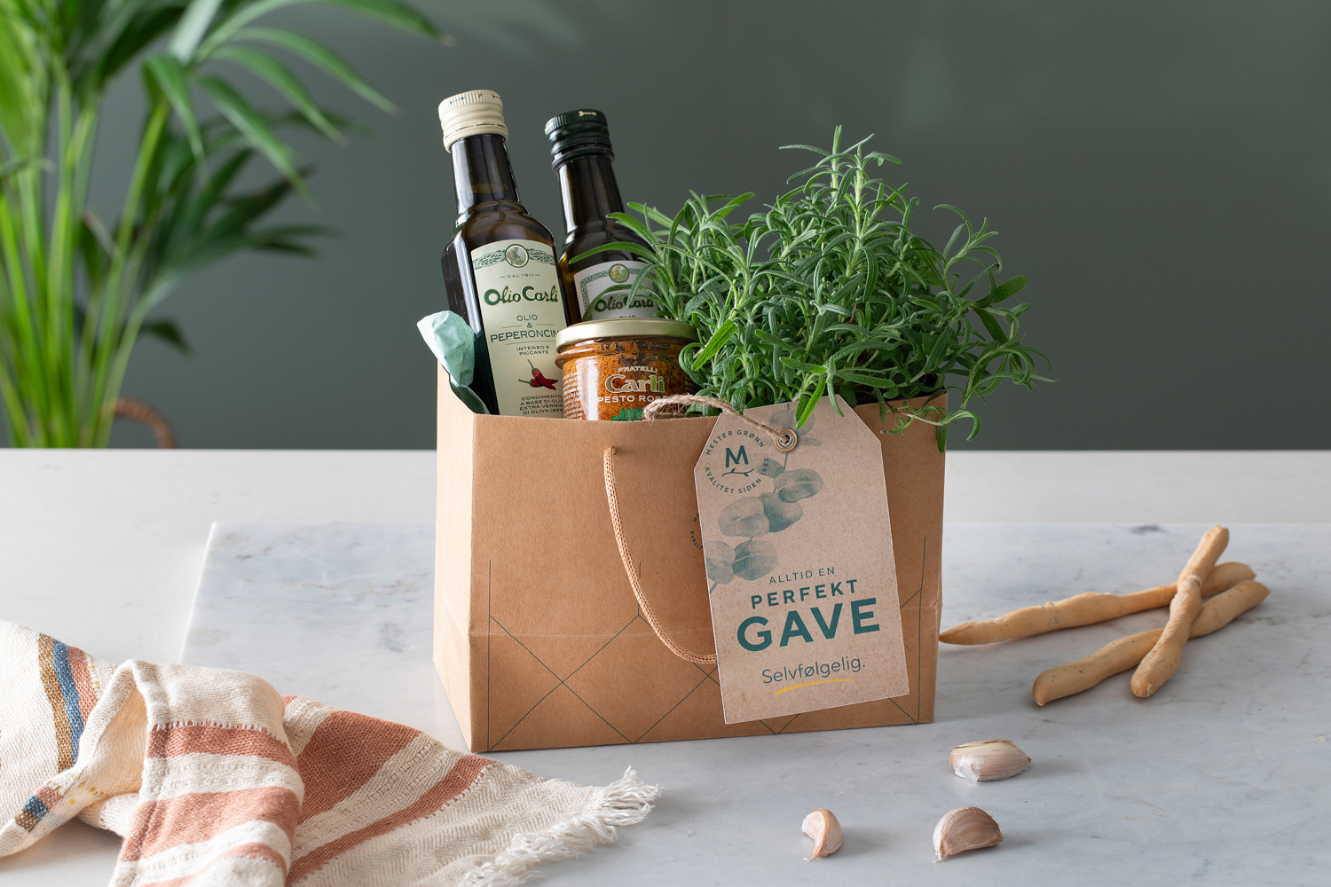 Gavepose med olivenolje og pesto